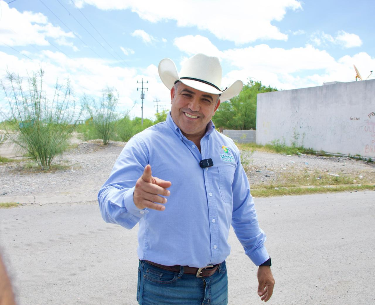 CHANO DÍAZ REALIZA JORNADA DE LIMPIEZA Y MEJORA EN SECUNDARIA DE SABINAS
