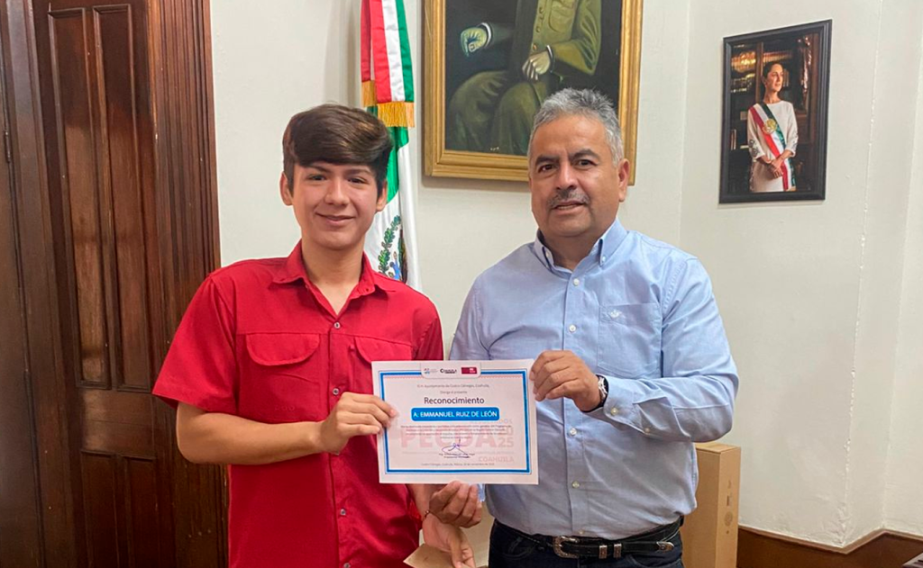VÍCTOR LEIJA RECONOCE A JOVEN CREADOR GANADOR DEL PECDA 2025