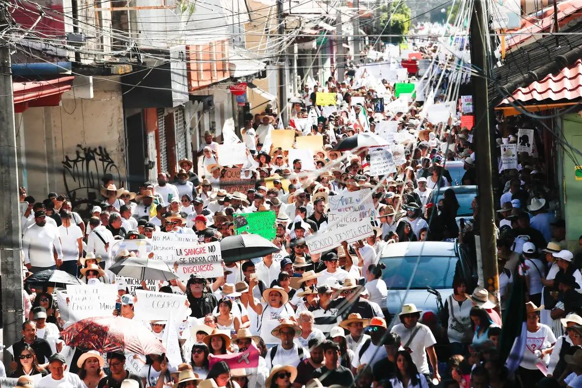 MULTITUDINARIA MARCHA EN URUAPAN EN EXIGENCIA DE JUSTICIA POR EL ASESINATO DE CARLOS MANZO