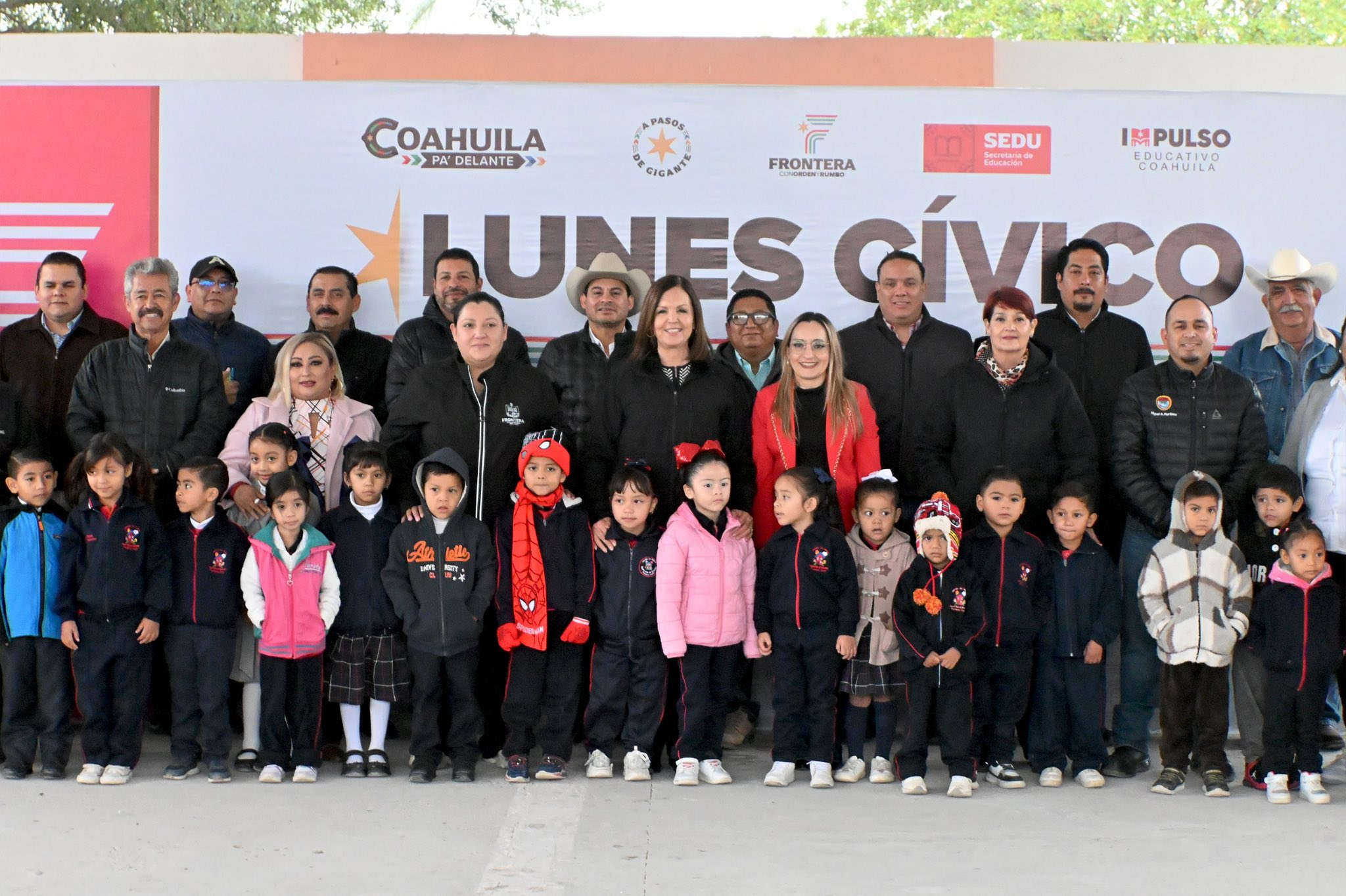 REALIZAN LUNES CÍVICO EN EL JARDÍN DE NIÑOS AMPARO PAPEL DE BENAVIDES