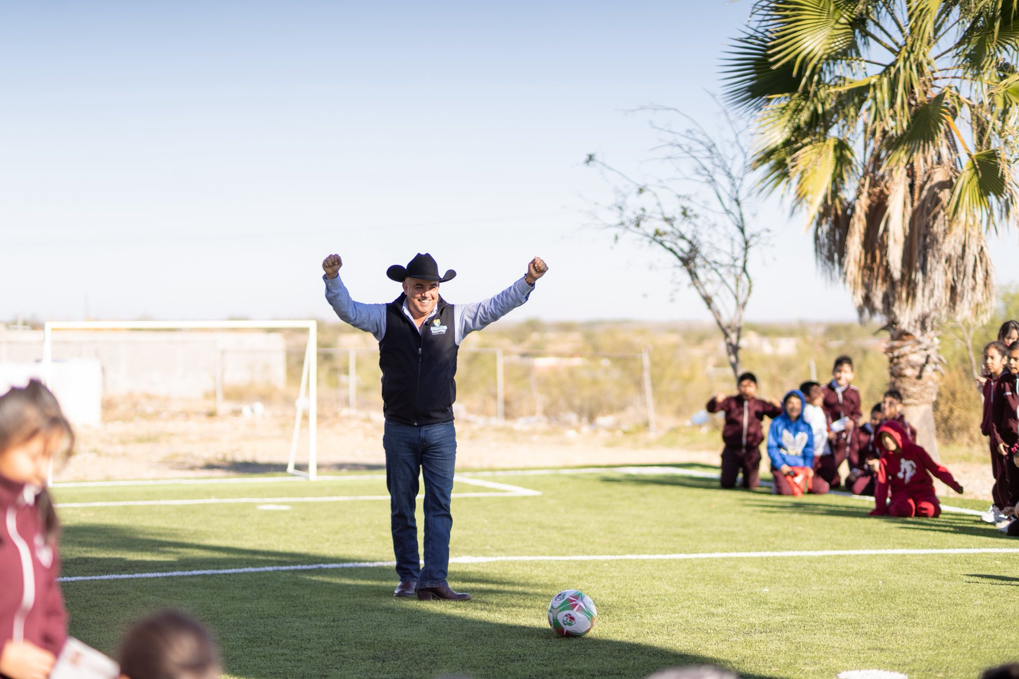 INAUGURAN CANCHA CON PASTO SINTÉTICO EN PRIMARIA ADAM A. ROCHA DE AGUJITA