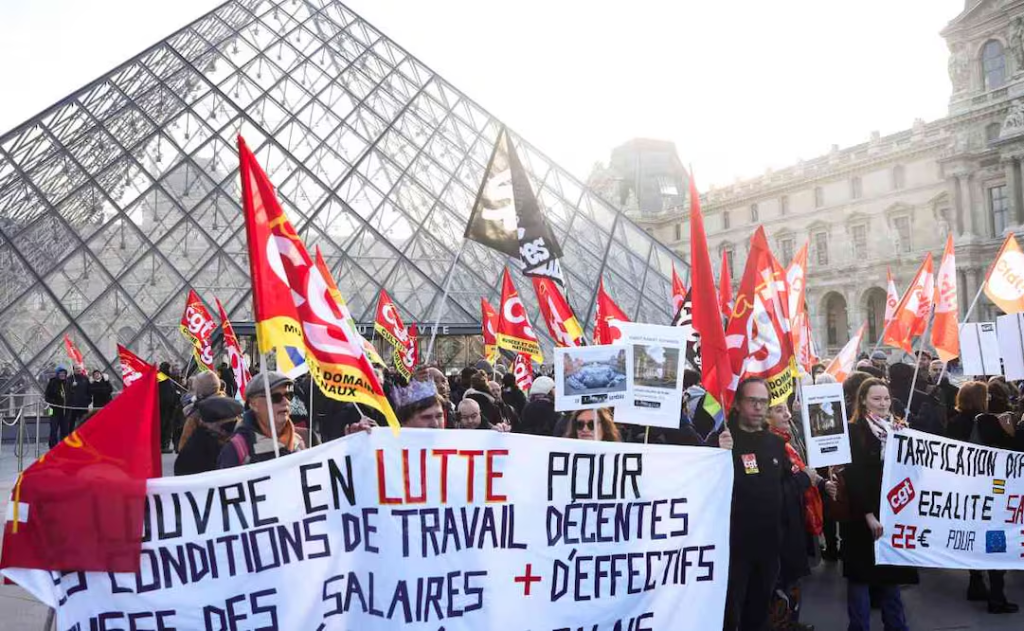 MUSEO DEL LOUVRE CIERRA POR HUELGA DE PERSONAL, TRAS ROBO DE JOYAS; EXIGEN MEJORES CONDICIONES LABORALES