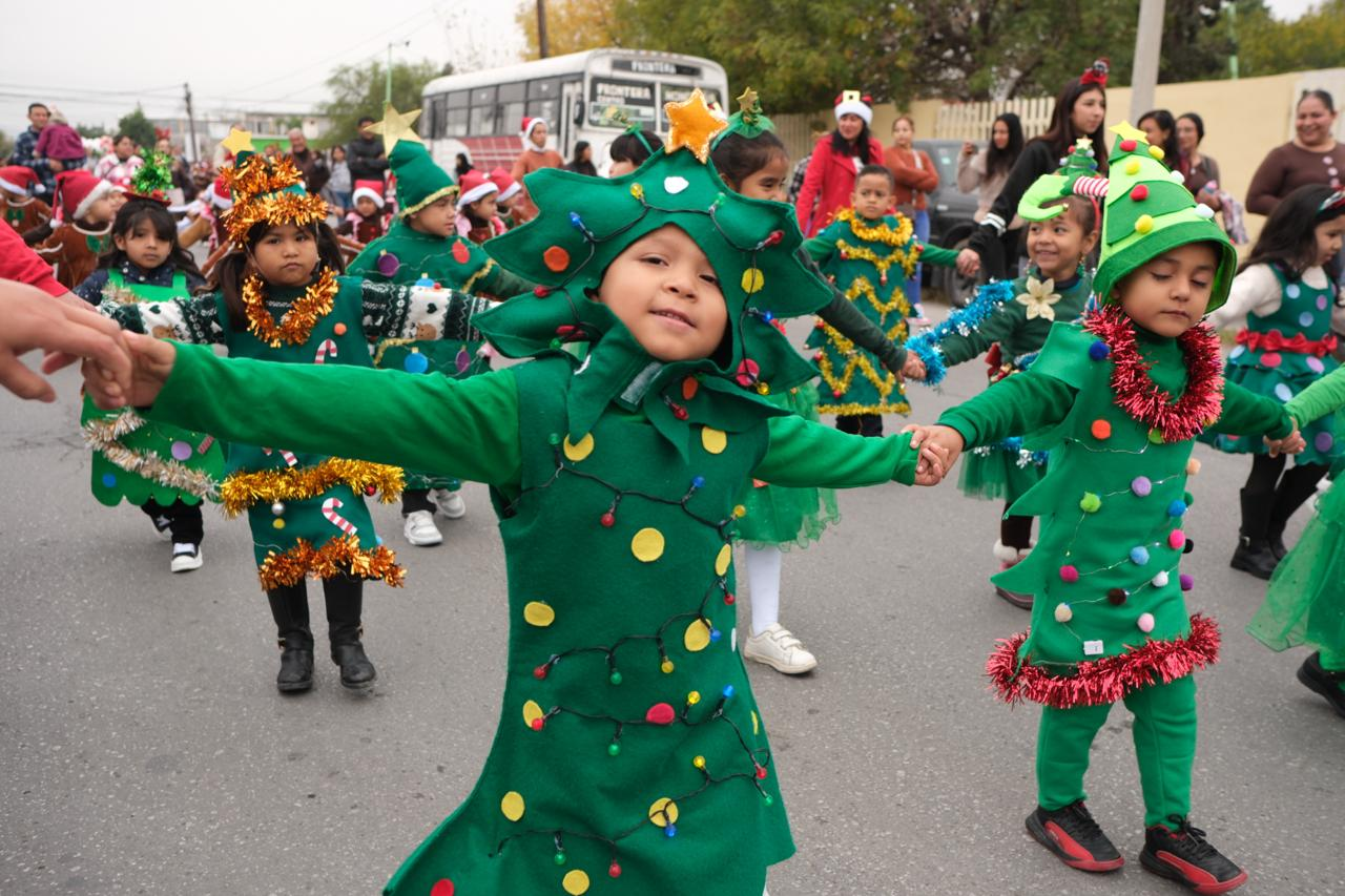 FAMILIAS DE FRONTERA DISFRUTARON DEL GRAN DESFILE NAVIDEÑO 2025
