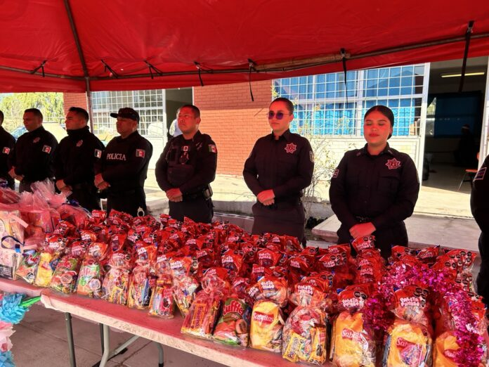 POLICÍA MUNICIPAL DE RAMOS ARIZPE LLEVA ALEGRÍA NAVIDEÑA A NIÑAS Y NIÑOS DEL EJIDO HIPÓLITO 