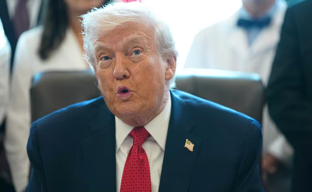 TRUMP INSISTE QUE NO NECESITA PERMISO DEL CONGRESO PARA ATACAR A CÁRTELES EN VENEZUELA; “NO ES PARA TANTO”