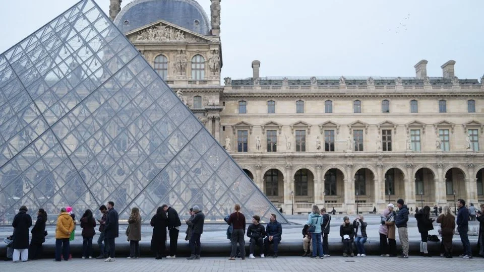 TRABAJADORES DEL LOUVRE DECLARAN “TREGUA NAVIDEÑA”; LA HUELGA SE RETOMARÍA EL 5 DE ENERO