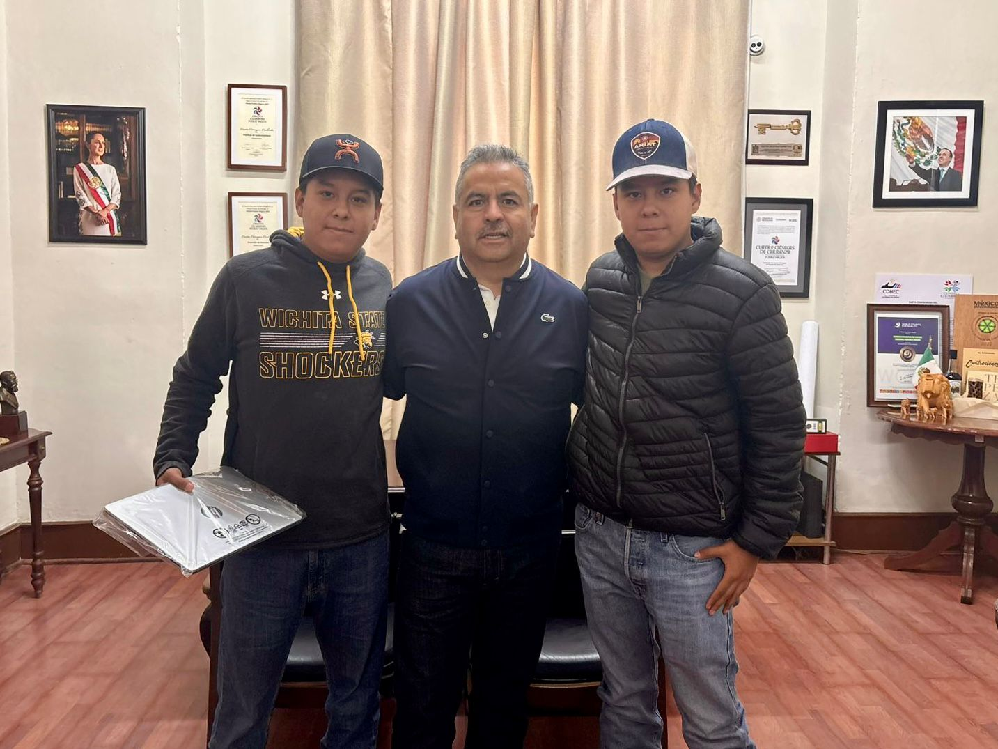 IMPULSA VÍCTOR LEIJA A JÓVENES ESTUDIANTES COMO EJEMPLO DE ESFUERZO Y SUPERACIÓN