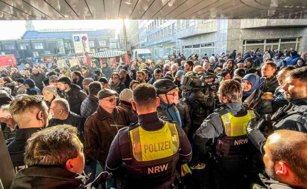 ROBAN 30 MILLONES DE EUROS DE UN BANCO EN ALEMANIA; LADRONES ENTRARON POR AGUJERO DESDE UN EDIFICIO ADJUNTO