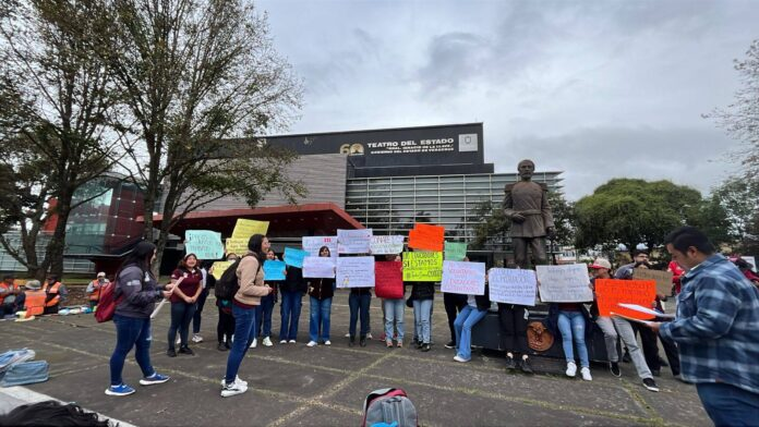 EDUCADORES DE CONAFE PROTESTAN EN EL PAÍS POR SUELDOS BAJOS