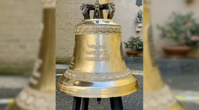CAMPANA DE UNA IGLESIA EN ITALIA SUENA CADA DÍA POR BEBÉS ABORTADOS: LA IZQUIERDA ARREMETE CONTRA EL OBISPO