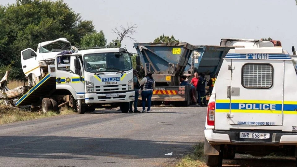 CHOQUE ENTRE UN AUTOBÚS ESCOLAR Y UN CAMIÓN EN SUDÁFRICA DEJA 13 ALUMNOS SIN VIDA