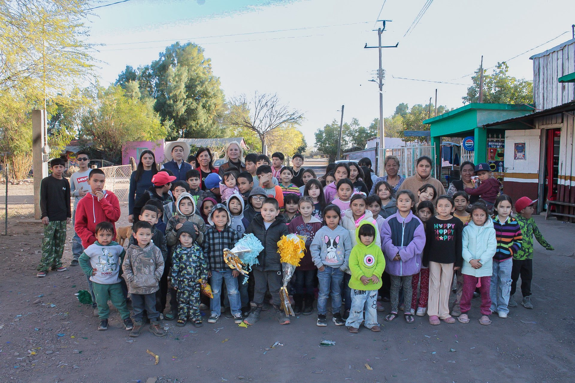 ALCALDESA DE MÚZQUIZ COMPARTE FESTEJO CON FAMILIAS DEL MINERAL DE RANCHERÍAS