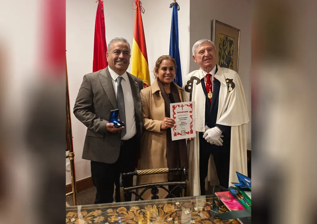 RECIBE VÍCTOR LEIJA DISTINCIÓN DE LA ORDEN DEL CAMINO DE SANTIAGO