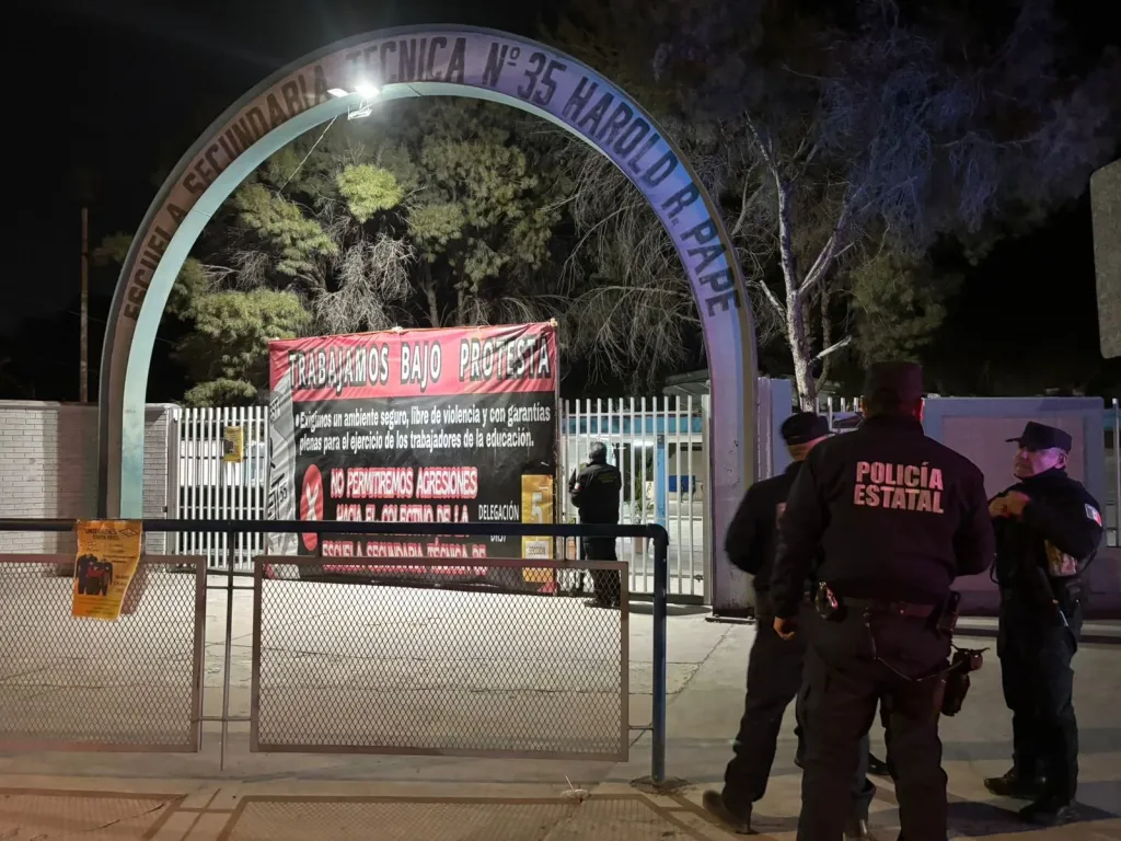 RIÑA ENTRE ALUMNOS Y PADRES DE FAMILIA DE LA SECUNDARIA 35
