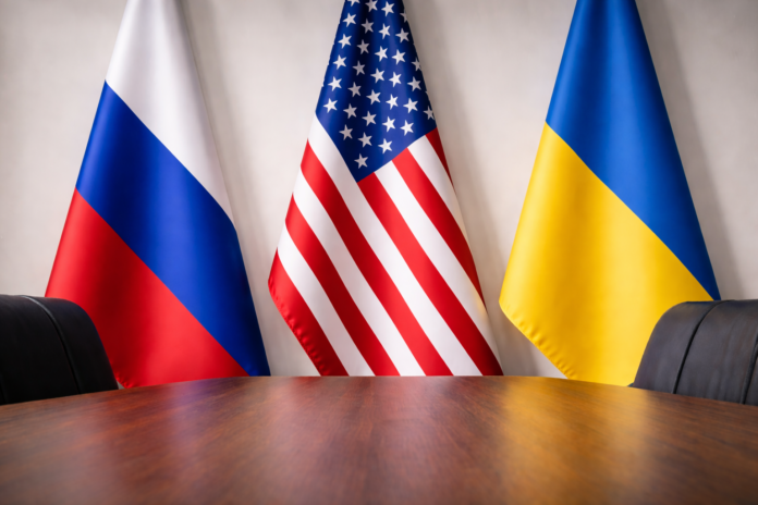 ARRANCA LA PRIMERA REUNIÓN ENTRE ESTADOS UNIDOS, RUSIA Y UCRANIA PARA NEGOCIAR “UN ACUERDO DE ARREGLO PACÍFICO”