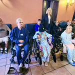 LAURA JIMÉNEZ COMPARTE ROSCA DE REYES CON ADULTOS MAYORES EN MÚZQUIZ