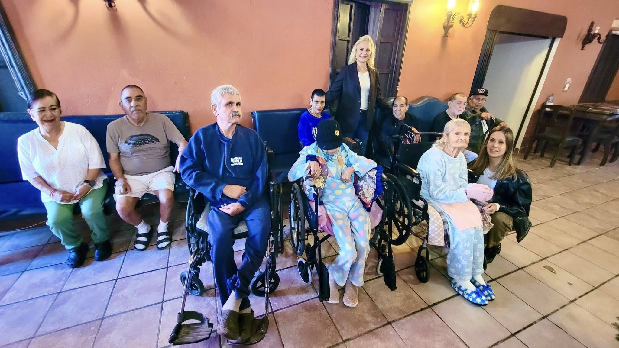 LAURA JIMÉNEZ COMPARTE ROSCA DE REYES CON ADULTOS MAYORES EN MÚZQUIZ