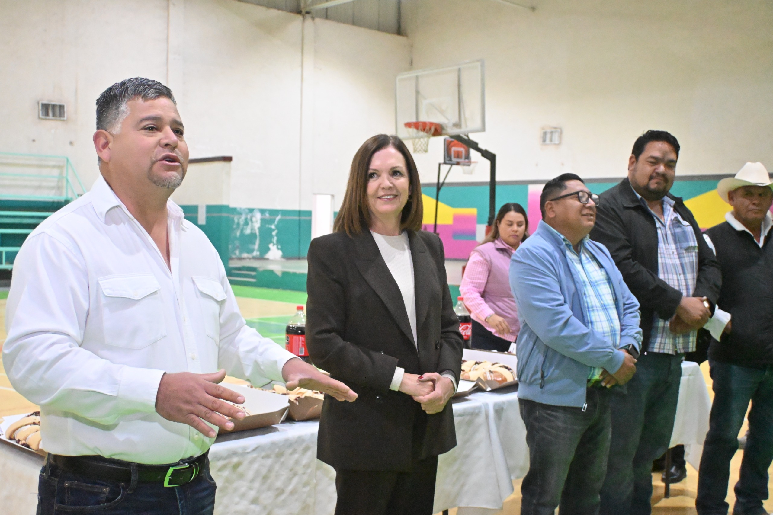 SARI PÉREZ COMPARTE ROSCA DE REYES CON EL EQUIPO DE SERVICIOS PRIMARIOS.