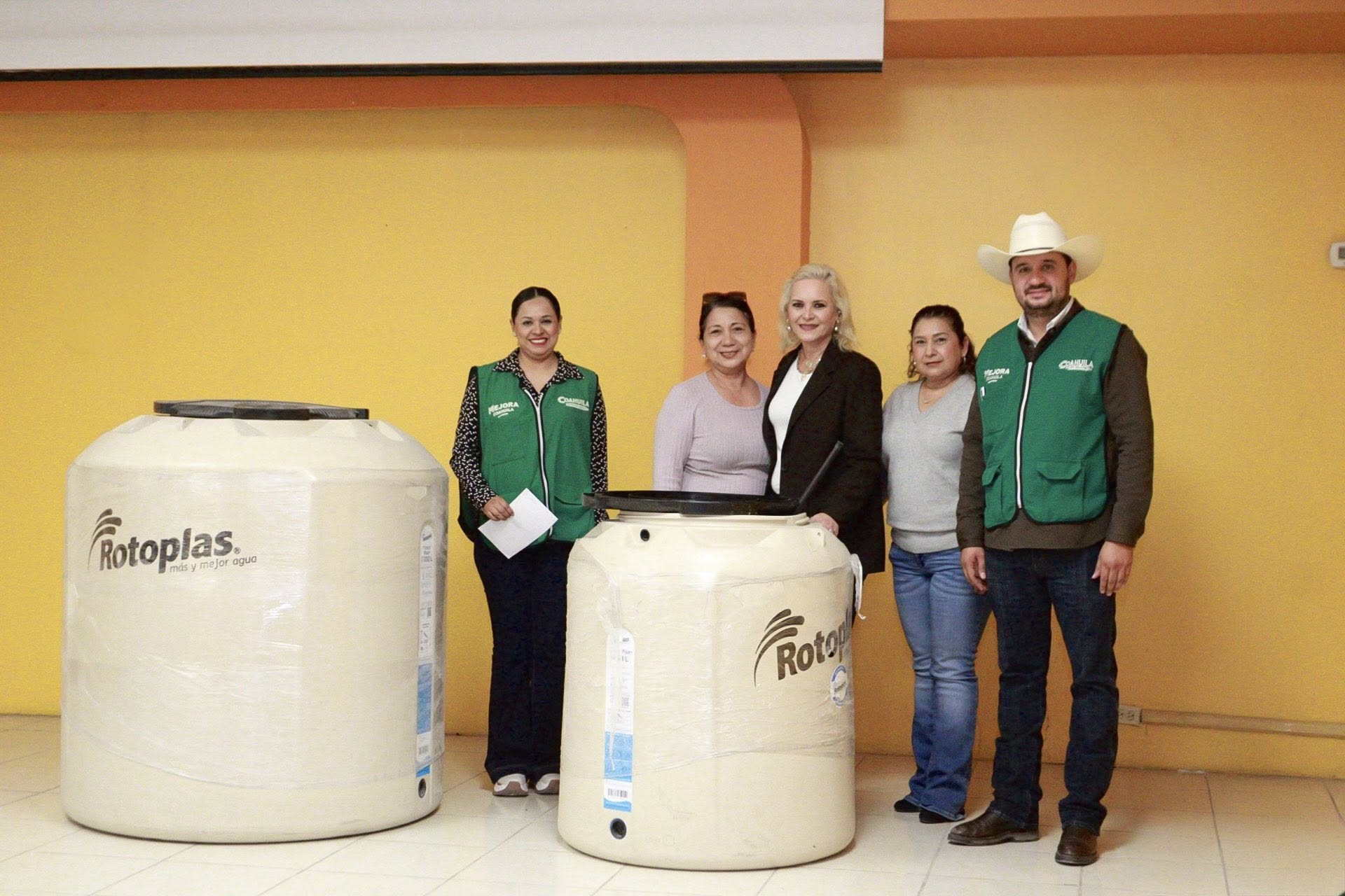 LAURA JIMÉNEZ ENTREGA TINACOS A BAJO COSTO EN MÚZQUIZ