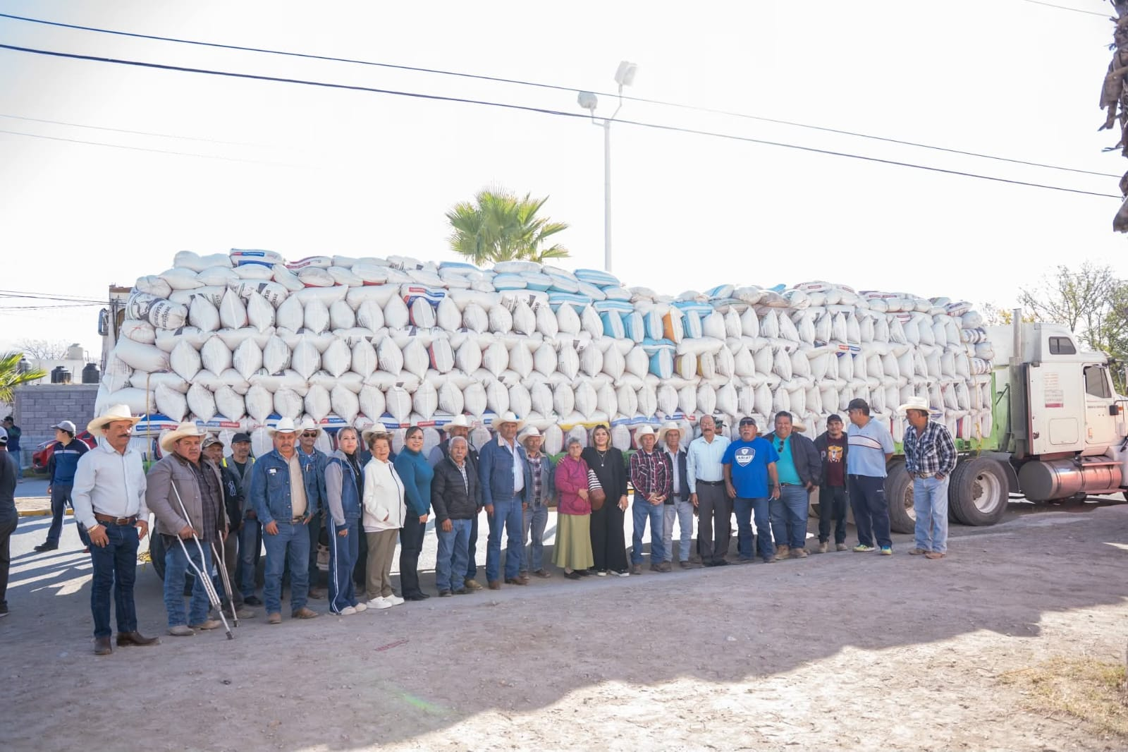 YESICA SIFUENTES REFRENDA SU RESPALDO AL CAMPO CON ENTREGA DE POLLINAZA SUBSIDIADA EN CASTAÑOS