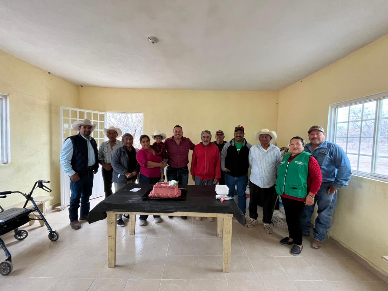 JAVIER FLORES DEPARTE CON FAMILIAS DE EJIDOS LA TAMALADA DE LA CANDELARIA Y ATIENDE PETICIONES
