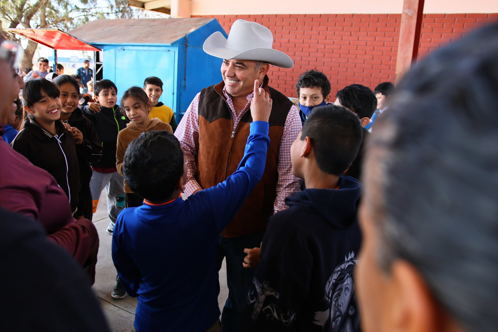 EL ALCALDE DE SABINAS VISITA LA PRIMARIA JULIA TAPIA
