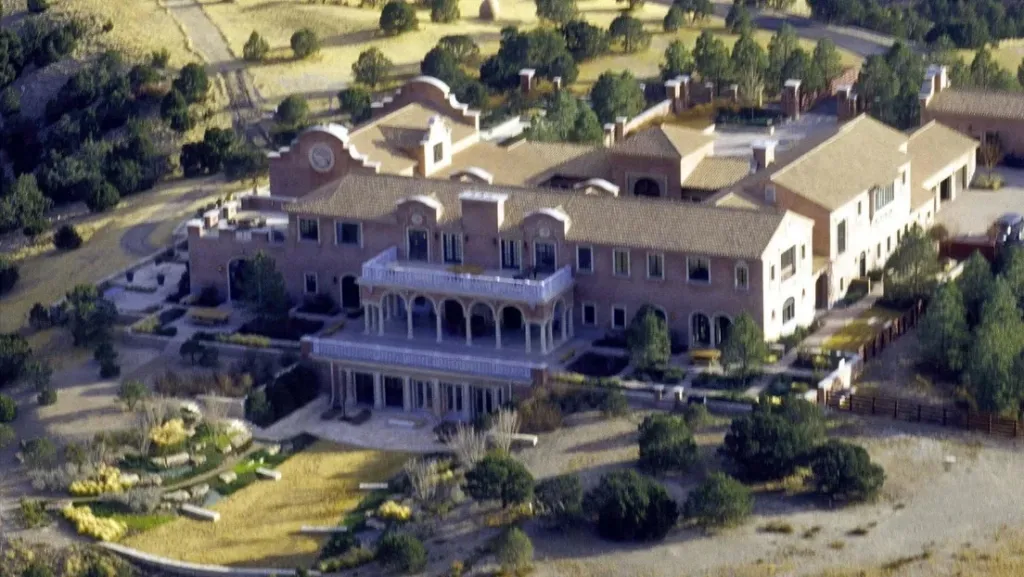 ABUS0S DE M*NORES, POLÍTICOS DE ALTO PERFIL Y VÍCTIM4S DE S*XO “F*TICHISTA”: EL ‘RANCHO PLAYBOY’ DE EPSTEIN BAJO LA LUPA