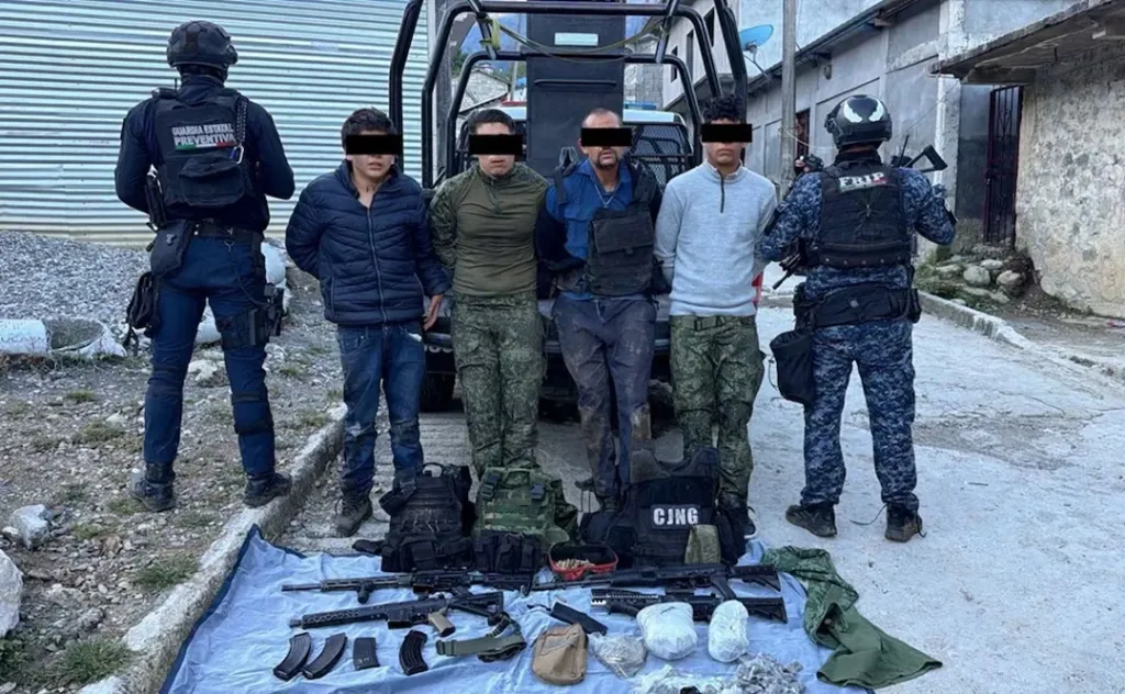 DETIENEN A CUATRO PRESUNTOS INTEGRANTES DEL CJNG EN IXHUATÁN, CHIAPAS; LES ASEGURARON 4RMAS LARGAS Y EQUIPO TÁCTICO