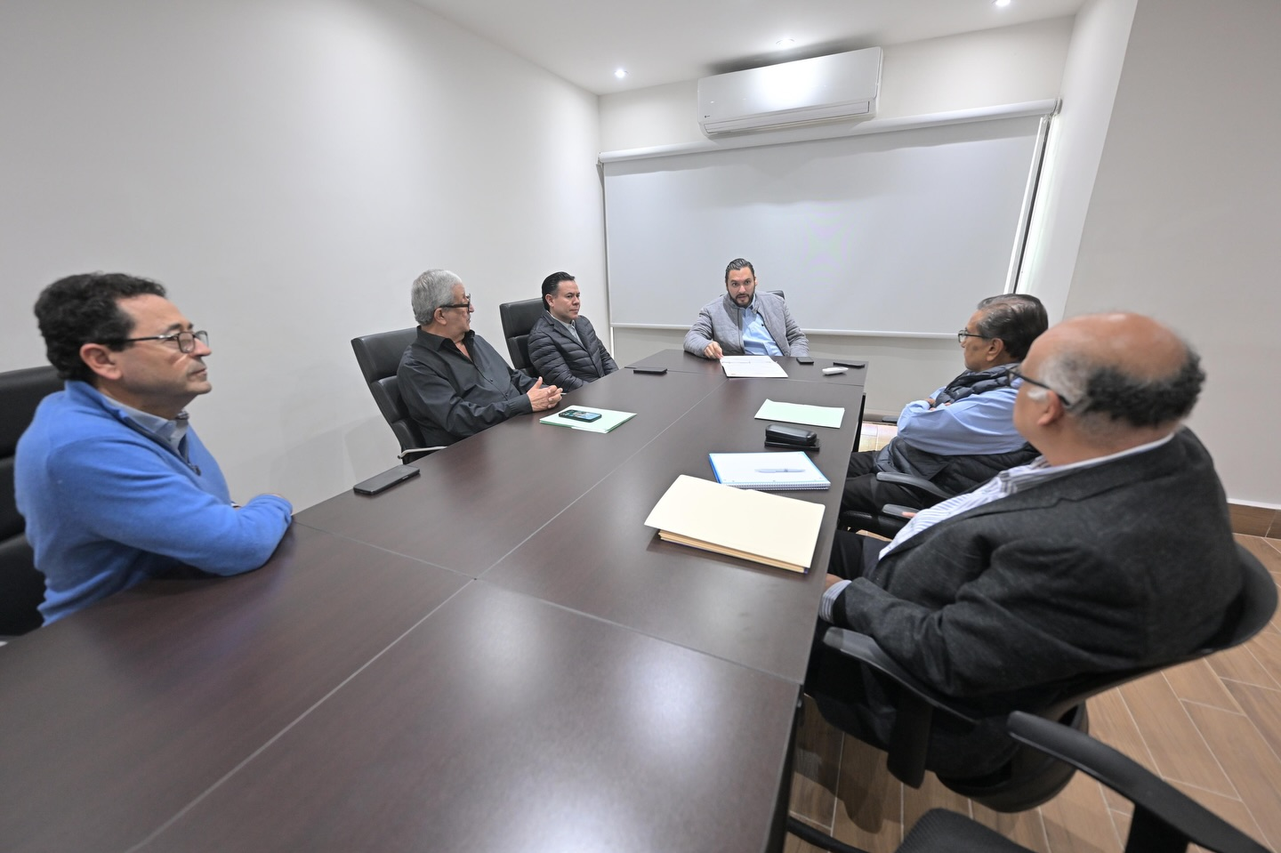 ALCALDE CARLOS VILLARREAL SE REÚNE CON ARQUITECTOS E INGENIEROS PARA IMPULSAR EL DESARROLLO URBANO DE MONCLOVA