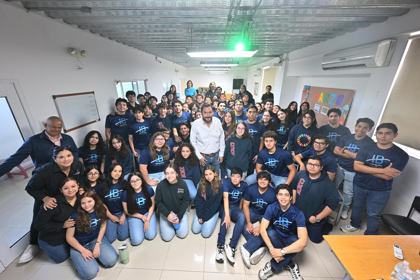 CARLOS VILLARREAL COMPARTE EXPERIENCIA CON ESTUDIANTES DEL COLEGIO MARÍA MONTESSORI