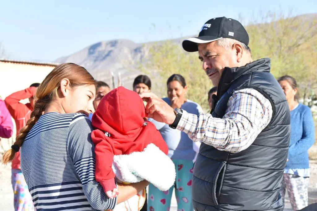 ENTREGA VÍCTOR LEIJA ACUMULADORES A FAMILIAS DE CERROS PRIETOS