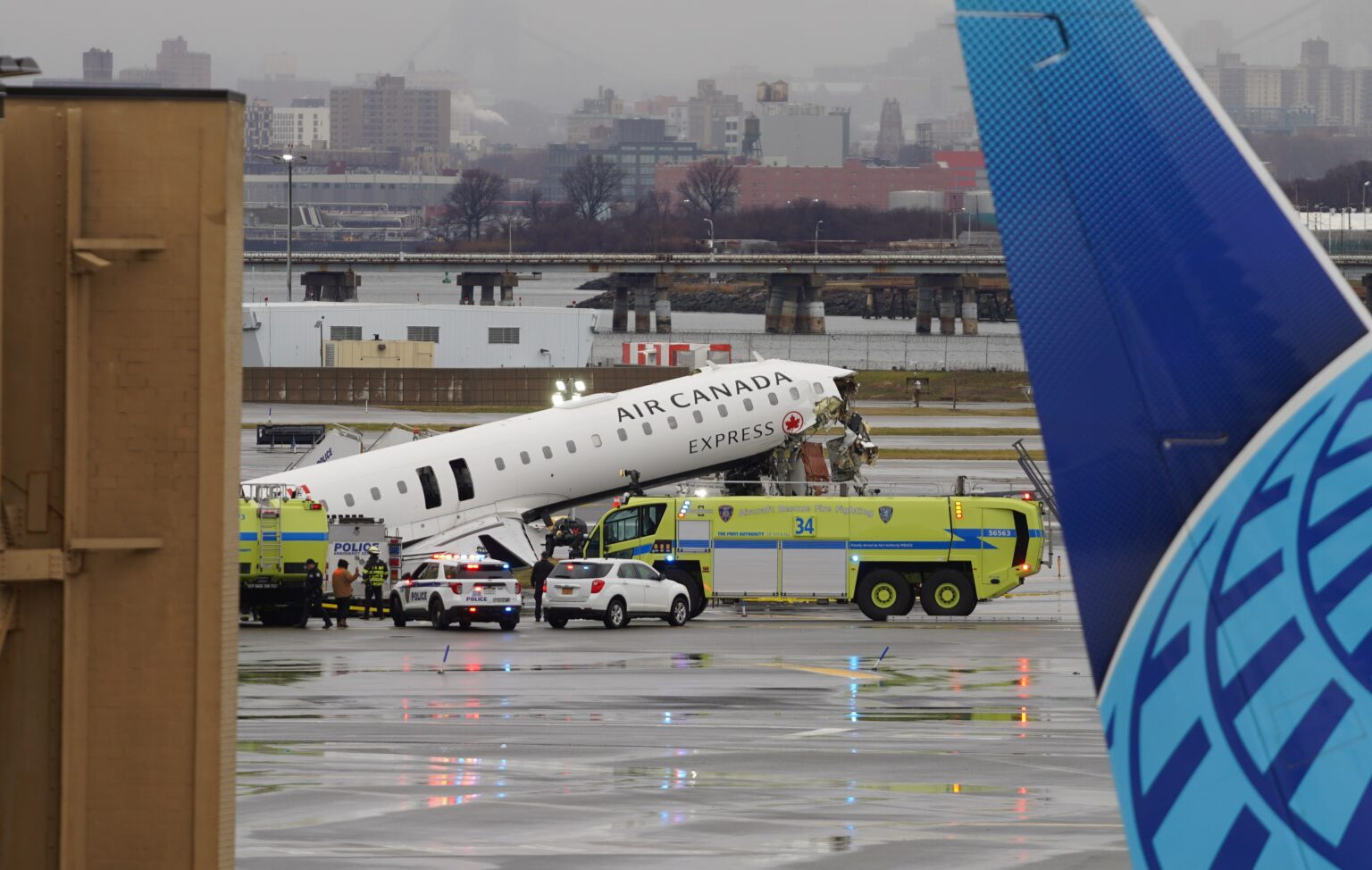 MUEREN 2 PILOTOS EN COLISIÓN DE AVIÓN DE AIR CANADA CON CAMIÓN DE BOMBEROS EN AEROPUERTO DE NUEVA YORK