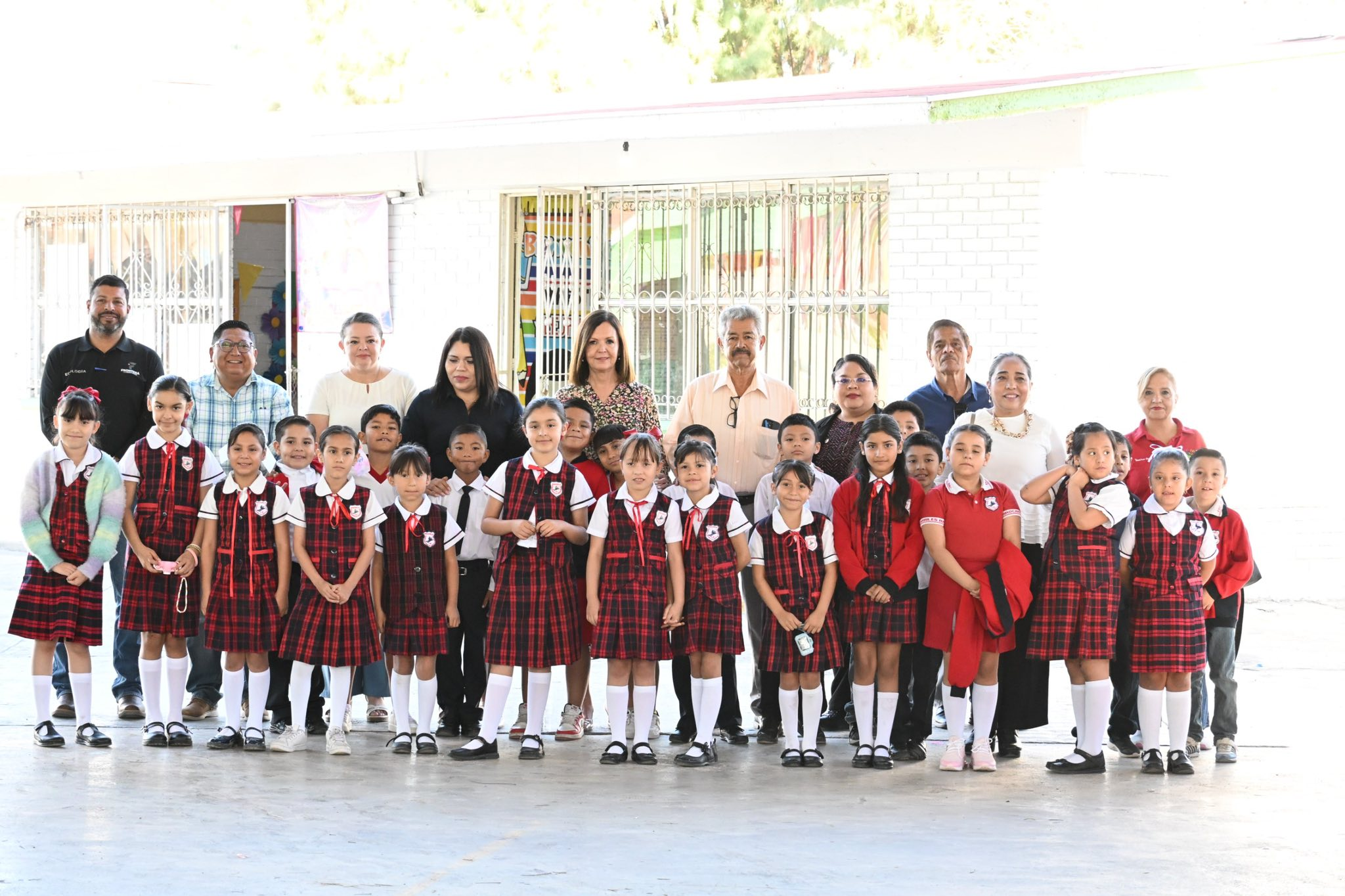 SARI PÉREZ CANTÚ PARTICIPA EN LUNES CÍVICO Y REFRENDA APOYO A LA EDUCACIÓN EN FRONTERA