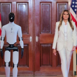 MELANIA TRUMP LLEGA ACOMPAÑADA DE UN ROBOT HUMANOIDE A CUMBRE INTERNACIONAL SOBRE EDUCACIÓN Y TECNOLOGÍA
