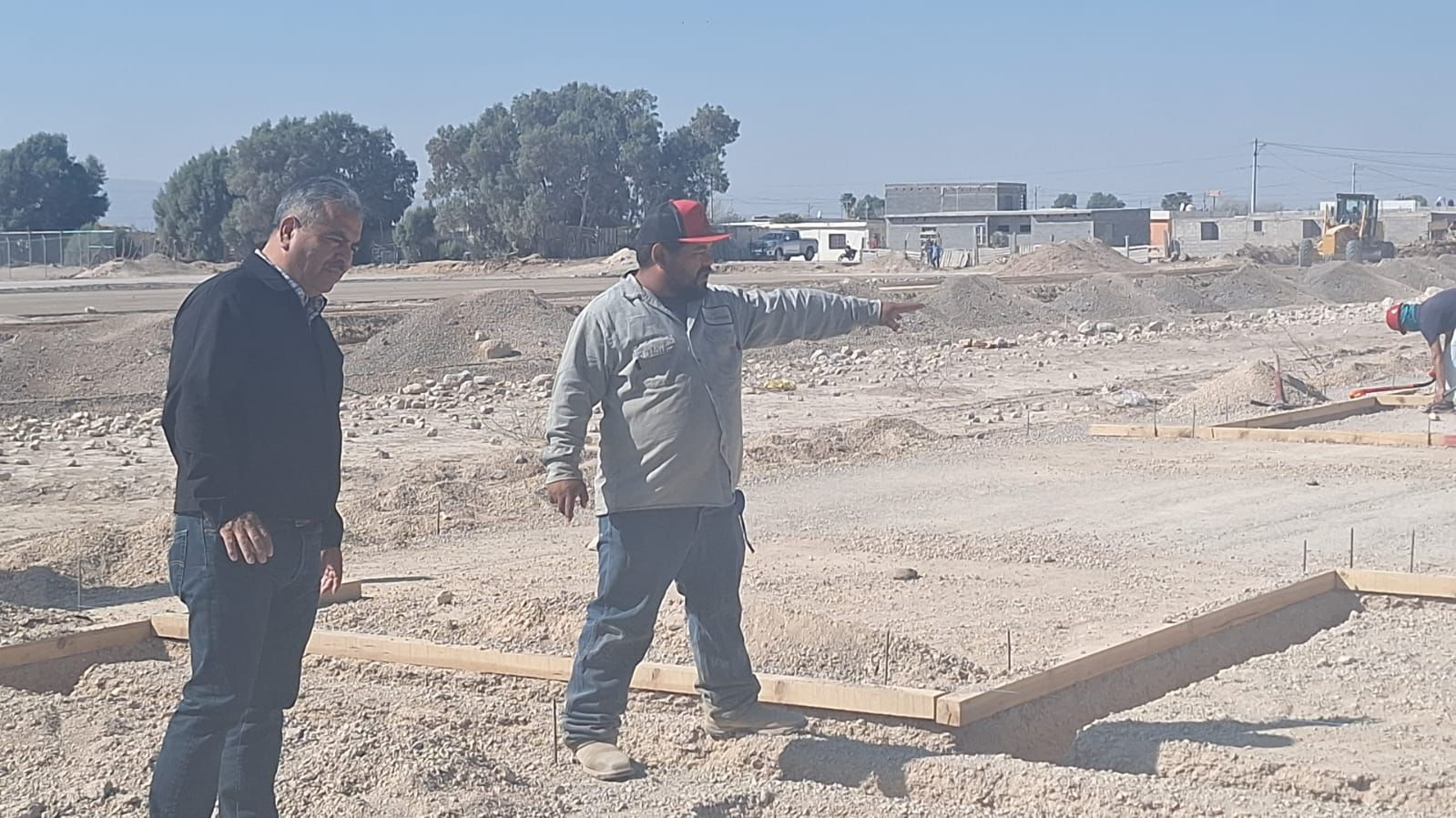 SUPERVISA VÍCTOR LEIJA PREPARACIÓN DE TERRENO PARA CONSTRUCCIÓN DE CASAS DEL BIENESTAR