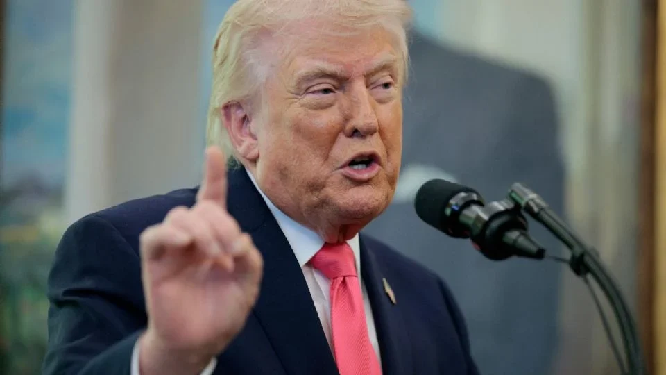 TRUMP SE INFORMA DEL CONFLICTO CON IRÁN A TRAVÉS DE UN VIDEO QUE RESUME LOS BOMBARDEOS DE EU, REPORTA NBC