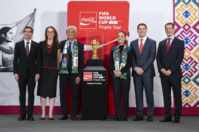 LLEVAN COPA FIFA A LA MAÑANERA A 100 DÍAS DEL MUNDIAL