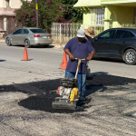 INTENSIFICA CHANO DÍAZ BACHEO Y LIMPIEZA EN LA COLONIA GOBERNADORES