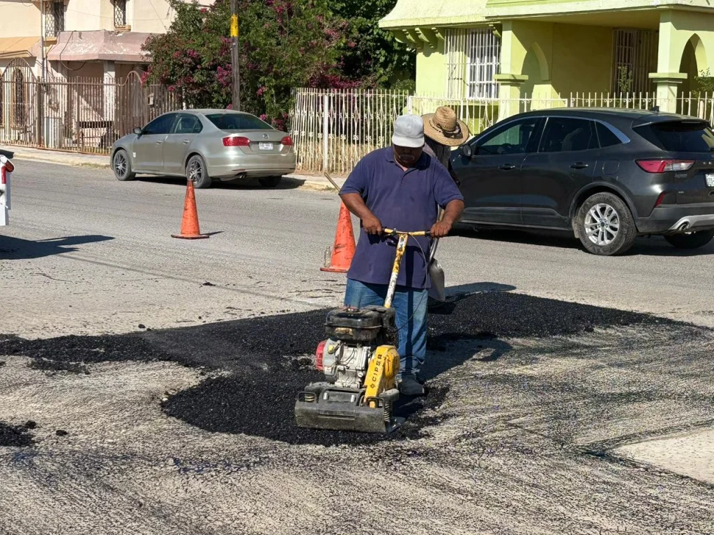 INTENSIFICA CHANO DÍAZ BACHEO Y LIMPIEZA EN LA COLONIA GOBERNADORES