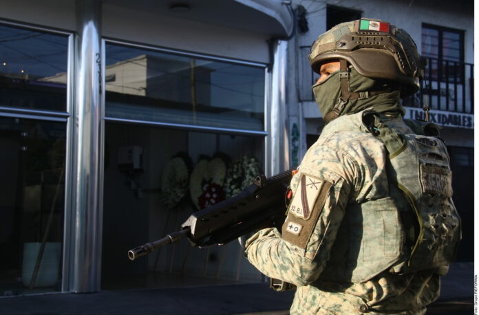 FLORES Y MILITARES: EL FUNERAL DE ‘EL MENCHO’