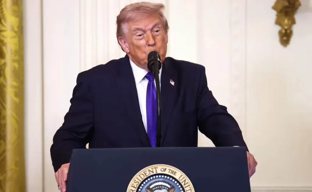 TRUMP DICE QUE SÓLO UNA “RENDICIÓN INCONDICIONAL” DE IRÁN PONDRÁ FIN A LA GUERRA; EU AYUDARÍA A IRANÍES A RECONSTRUIRSE