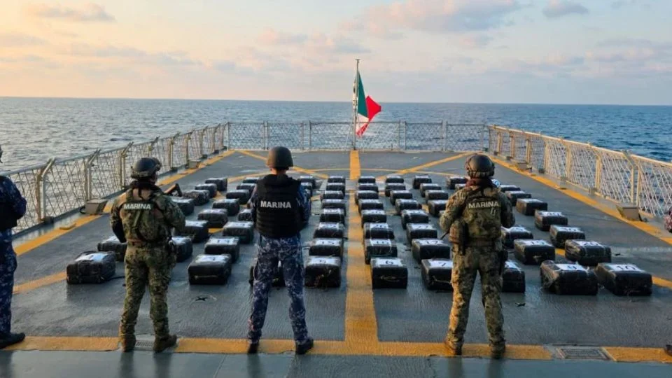 MARINA INCAUTA MÁS DE DOS TONELADAS DE C*CAÍNA EN UN OPERATIVO EN EL PACÍFICO MEXICANO