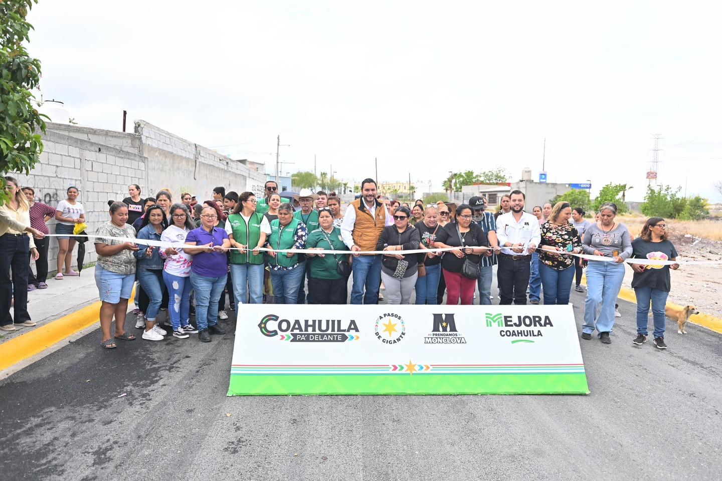 CARLOS VILLARREAL, ALCALDE DE MONCLOVA, ENTREGA RECARPETEO EN COLINAS DE SANTIAGO