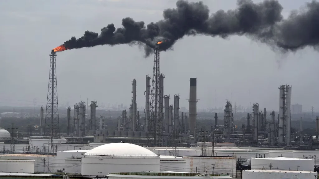 PEMEX ‘FRENA’ DERRAME DE DIÉSEL EN MUELLE DE LA REFINERÍA DEER PARK: ‘FUE POR LA INTERACCIÓN DE 2 BARCOS’