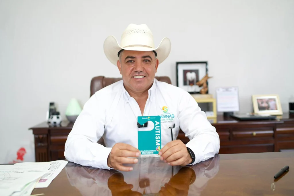 PRESENTA CHANO DÍAZ DISTINTIVO PARA APOYAR A FAMILIAS CON ESPECTRO AUTISTA