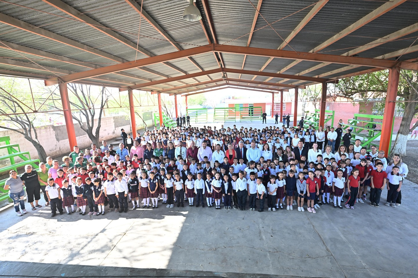 ENCABEZA CARLOS VILLARREAL EVENTO CÍVICO EN ESCUELA MONCLOVA 400