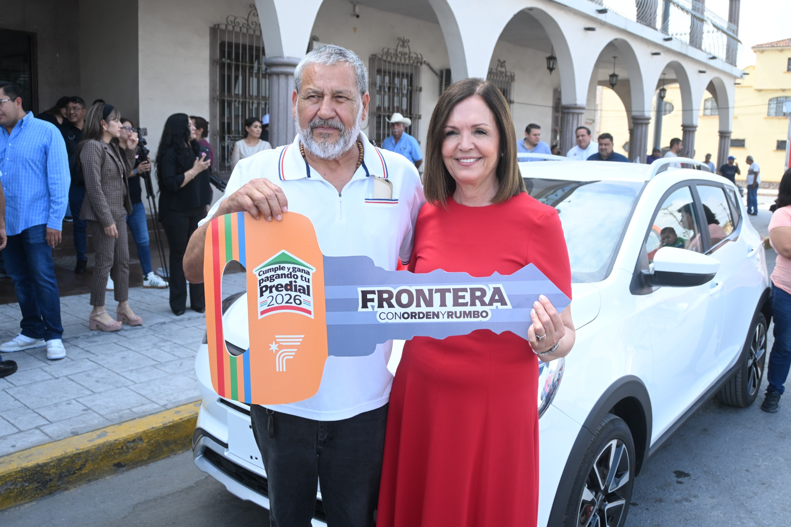 SARI PÉREZ RECONOCE A CONTRIBUYENTES CON SORTEO PREDIAL EN FRONTERA