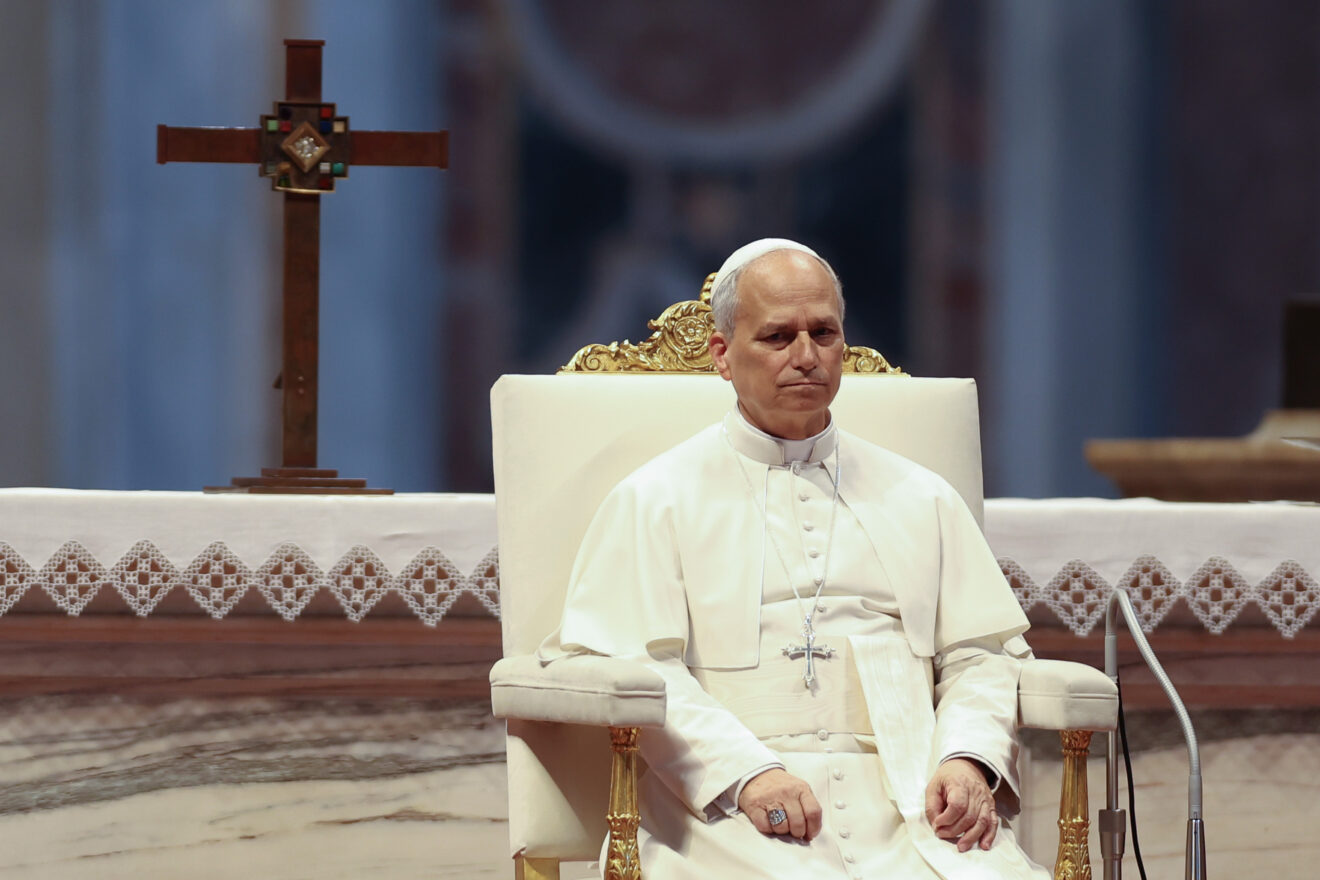 EL PAPA ADVIERTE QUE EL MUNDO ESTÁ SIENDO DESTRUIDO POR UNOS POCOS TIRANOS