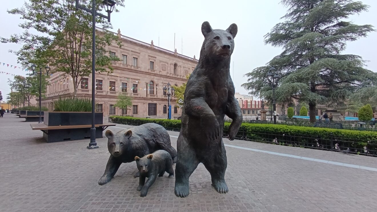 VANDALIZAN ESCULTURA DE OSO EN PASEO CAPITAL; LLAMAN A CUIDAR ESPACIOS PÚBLICOS