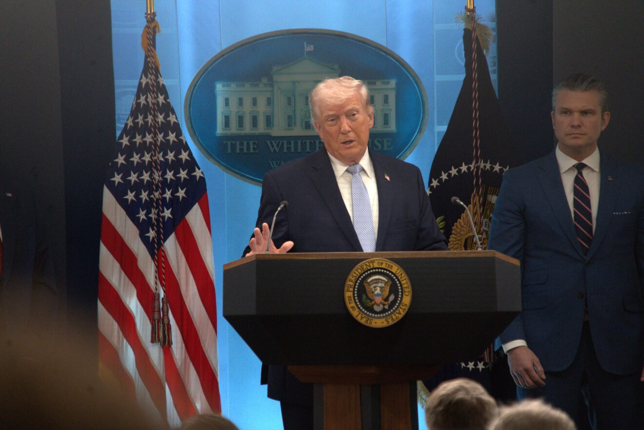 TRUMP ORDENA HUNDIR BARCOS QUE COLOQUEN MINAS EN EL ESTRECHO DE ORMUZ